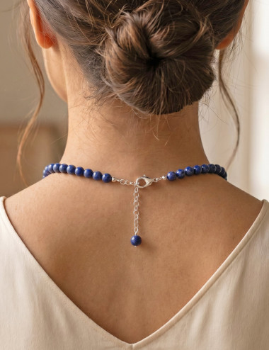 Collar de Lapislázuli natural con bolas de 8 milímetros – muestra de uso