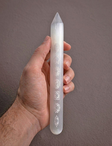 Masajeador de Selenita natural con grabado de los 7 chakras - En mano