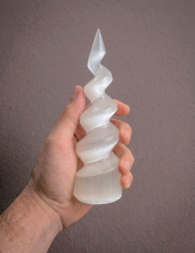 Torre de Selenita natural en forma de espiral - En mano
