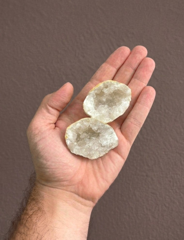 Geoda de Cuarzo Cristal de roca pequeña abierta - En mano