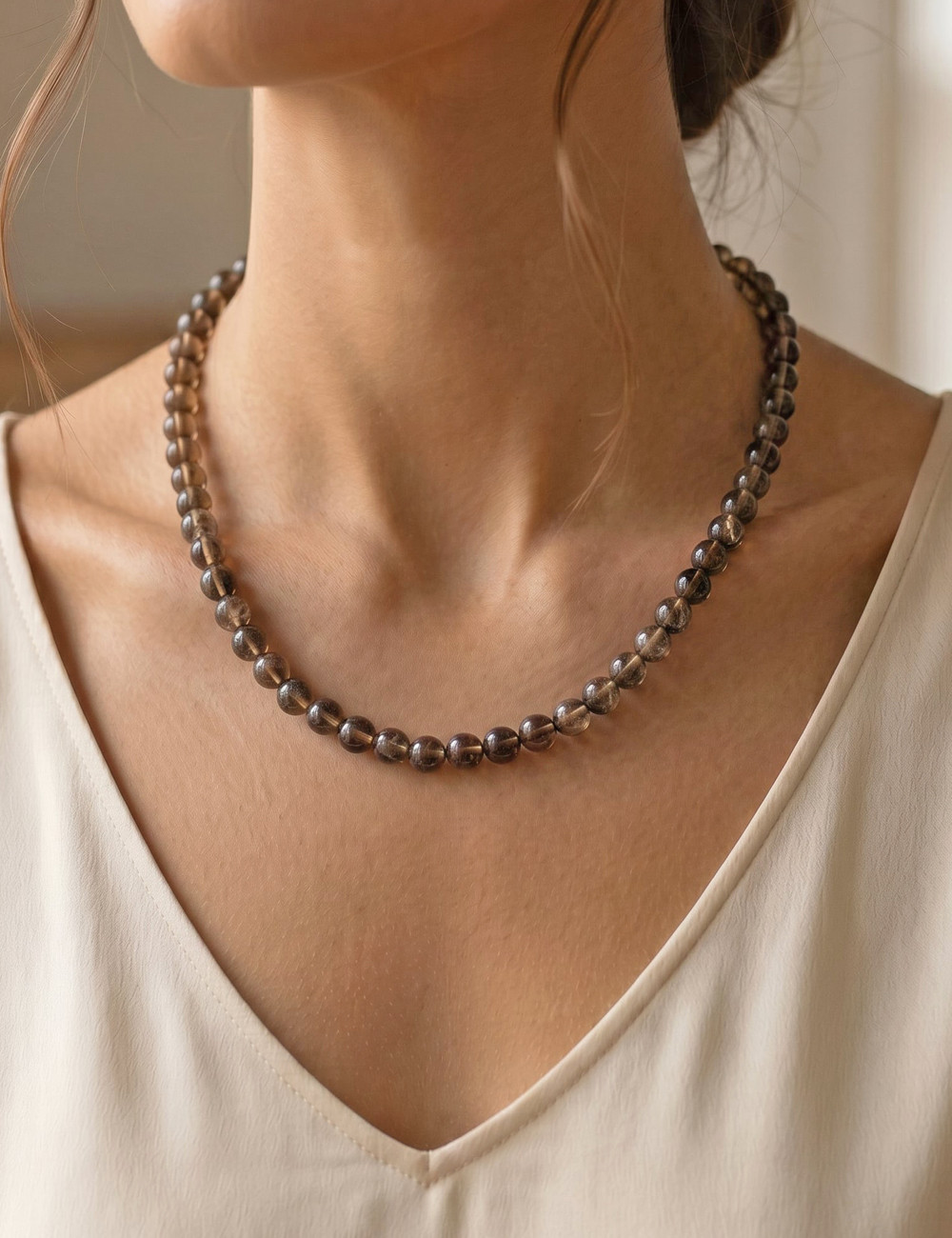 Collar de Cuarzo ahumado natural en bolas de 8 milímetros y plata - Muestra de uso