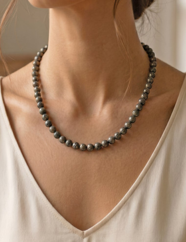 Collar de Pirita natural en bolas de 8 milímetros y plata - Muestra de uso