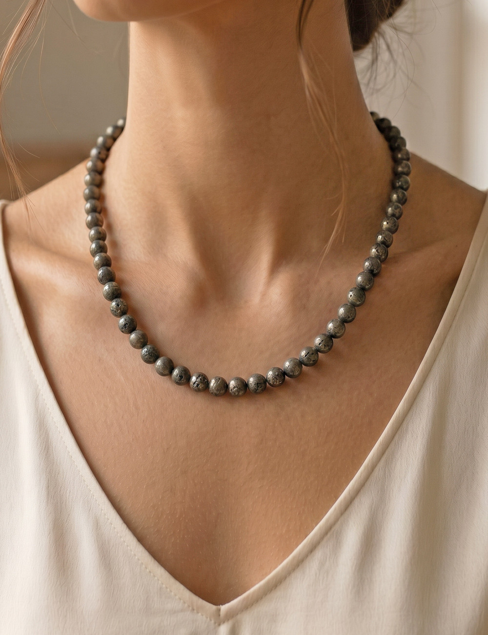 Collar de Pirita natural en bolas de 8 milímetros y plata - Muestra de uso