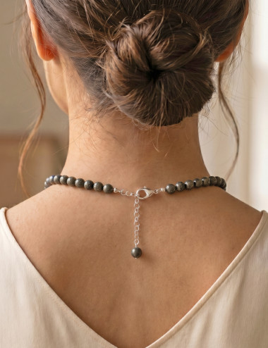 Collar de Pirita natural en bolas de 8 milímetros y plata - Muestra de uso