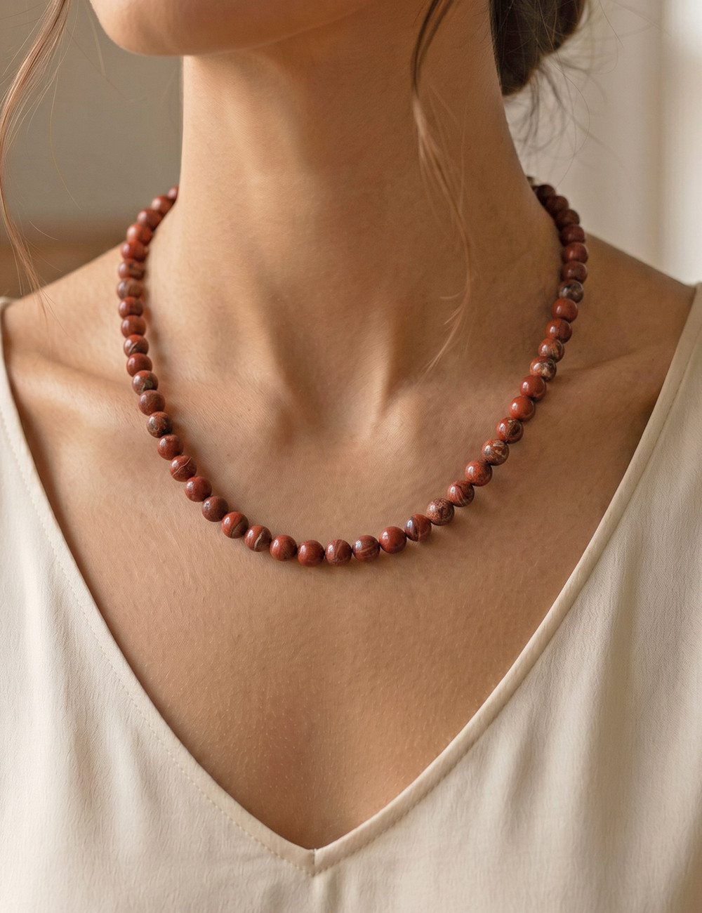 Collar de Jaspe rojo natural en bolas de 8 milímetros y plata - Muestra de uso