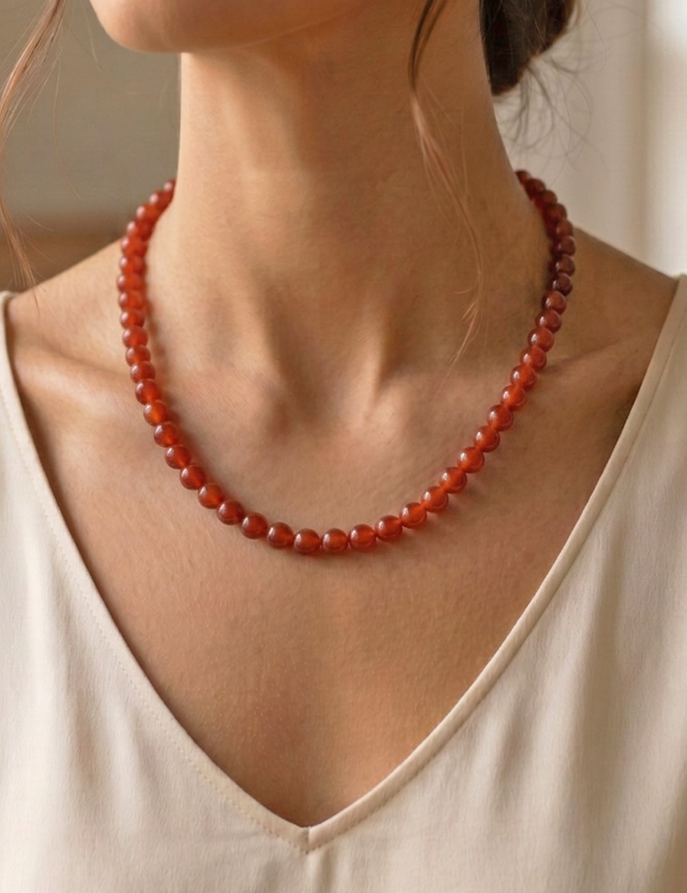 Collar de Ágata cornalina natural en bolas de 8 milímetros y plata - Muestra de uso