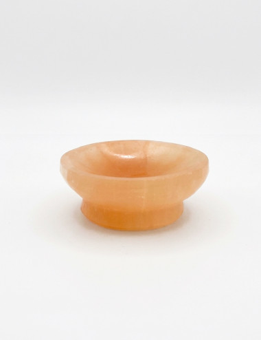 Bol de Selenita naranja natural sobre fondo blanco de estudio.