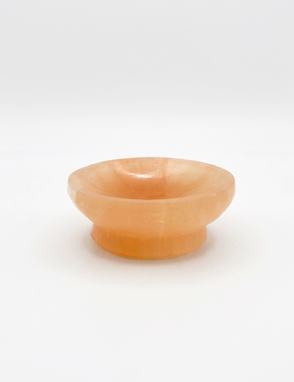 Bol de Selenita naranja natural sobre fondo blanco de estudio.