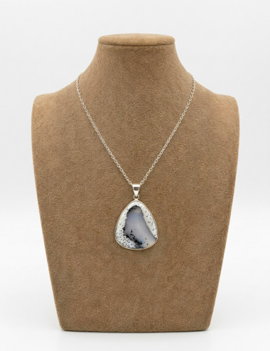 Colgante de Merlinita natural con cadena de plata sobre fondo blanco