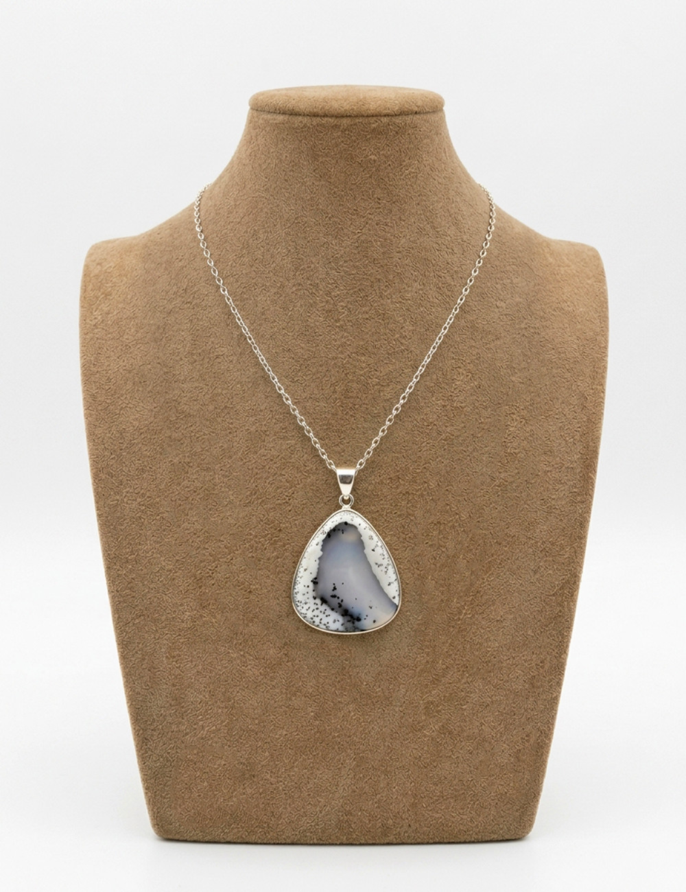 Colgante de Merlinita natural con cadena de plata sobre fondo blanco