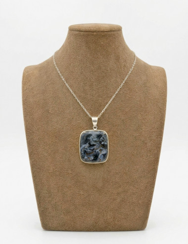 Colgante de Pietersita natural con cadena de plata sobre fondo blanco