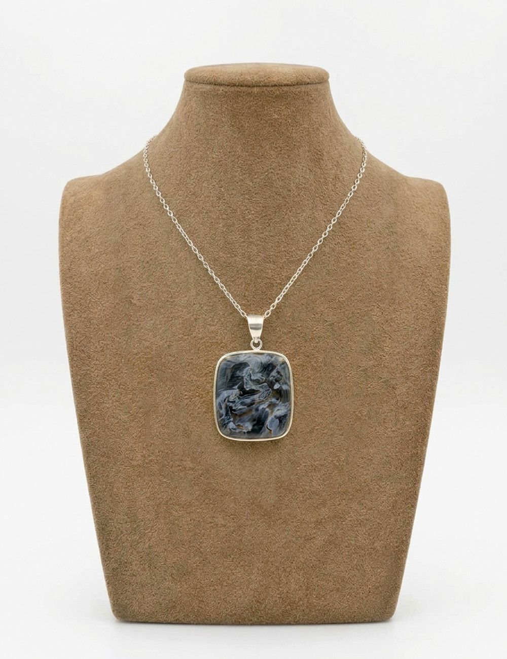 Colgante de Pietersita natural con cadena de plata sobre fondo blanco