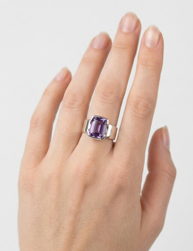 Anillo de Amatista natural tallado en plata en la mano