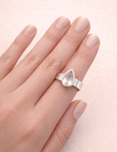 Anillo de cuarzo rosa natural tallado en plata en la mano