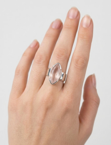 Anillo de cuarzo rosa natural tallado en plata en la mano