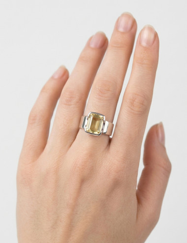 Anillo de cuarzo citrino natural tallado en plata en la mano