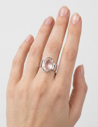 Anillo de cuarzo rosa natural tallado en plata en la mano
