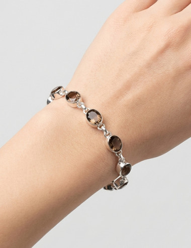 Pulsera de cuarzo ahumado tallado y plata en mano