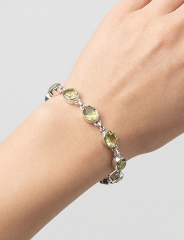 Pulsera de cuarzo limón tallado y plata en mano