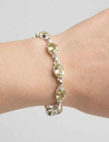 Pulsera de cuarzo limón tallado y plata en mano