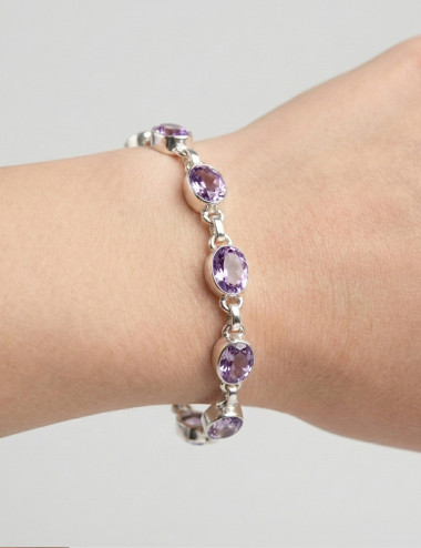 Pulsera de amatista tallado y plata en mano