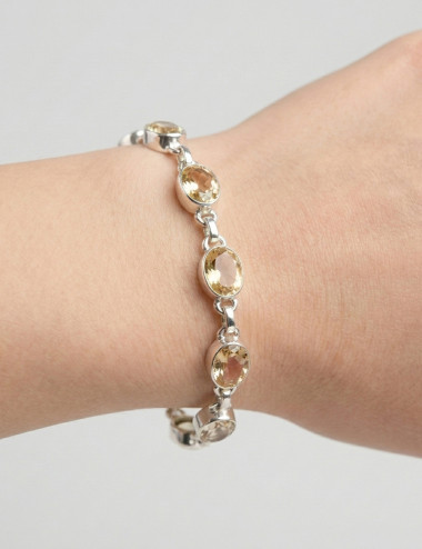 Pulsera de cuarzo citrino tallado y plata en mano