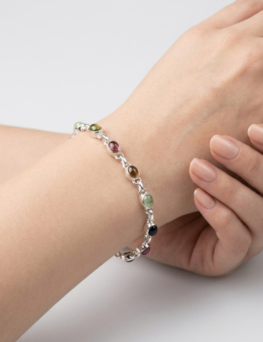 Pulsera de Turmalina multicolor y plata en mano