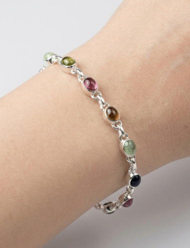 Pulsera de Turmalina multicolor y plata en mano