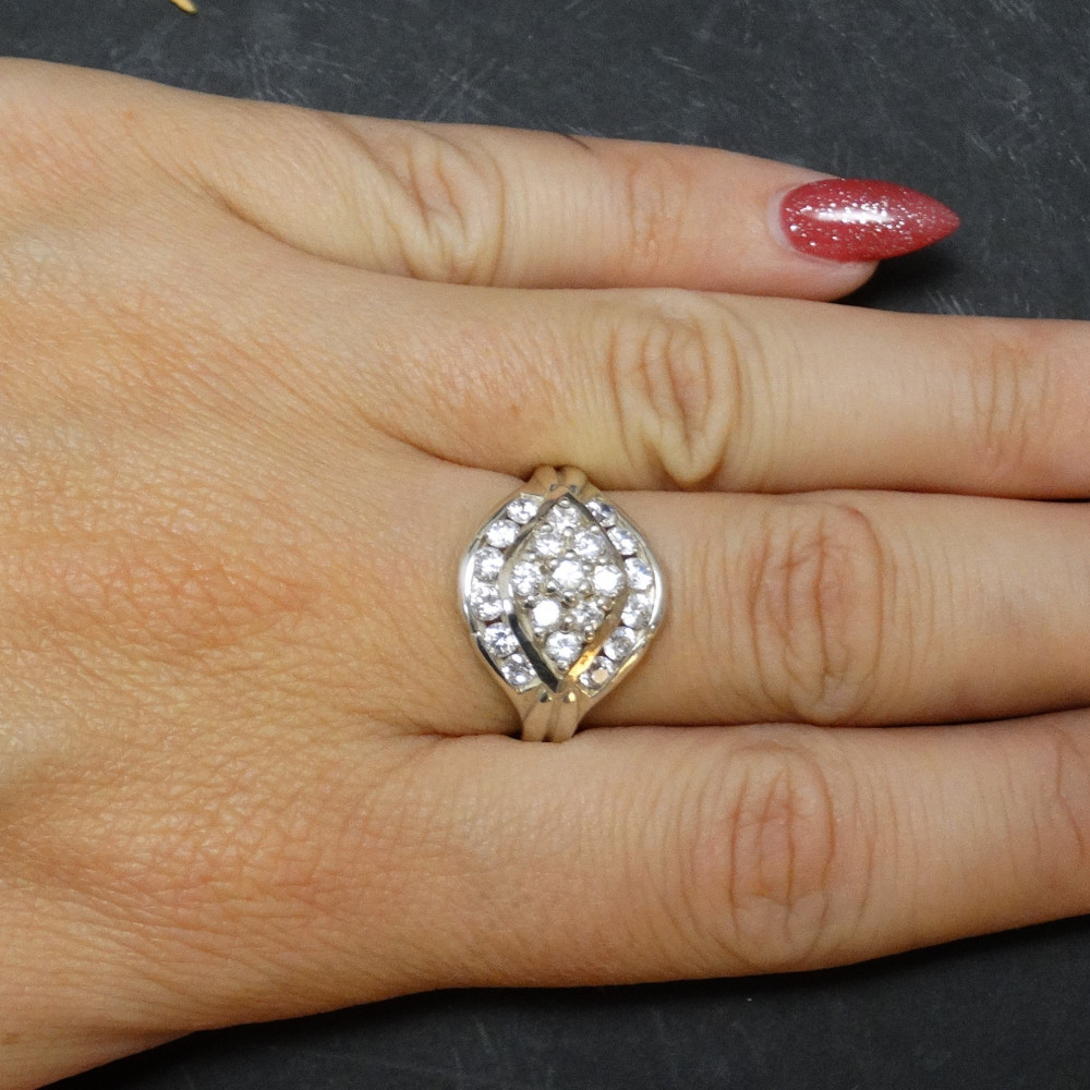 Anillo circonitas y Plata de 1ª Ley. Medida 17 mm. Anillo circonitas y Plata de 1ª Ley. Medida 17 mm.