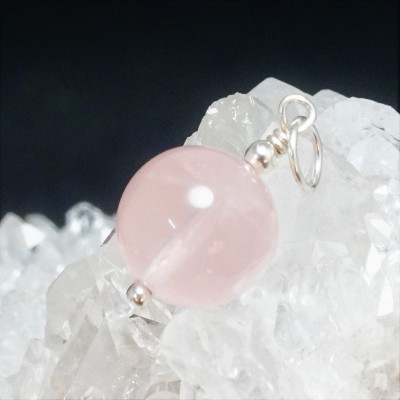 Colgante de cuarzo rosa y plata de 1ª Ley